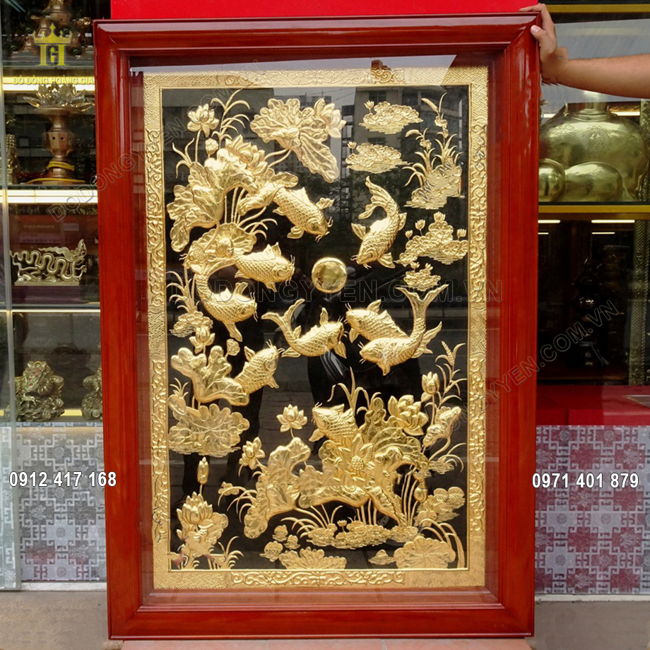 Tranh c&aacute; ch&eacute;p hoa sen mạ v&agrave;ng 24K